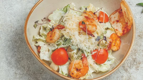 Sezar Salatı Krevetli